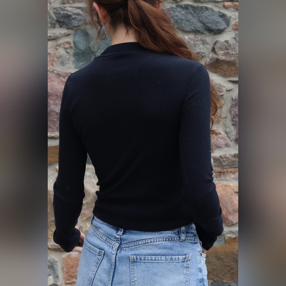 Black Ribbed Cropped Zipper Hollister Long Sleeve Tee - Picture 2 of 5